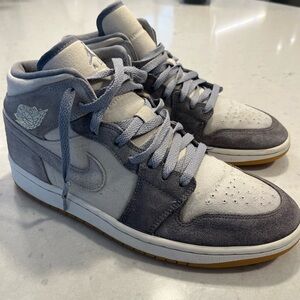 Jordan 1 Mid SE
Coconut Milk Particle Grey (GS)